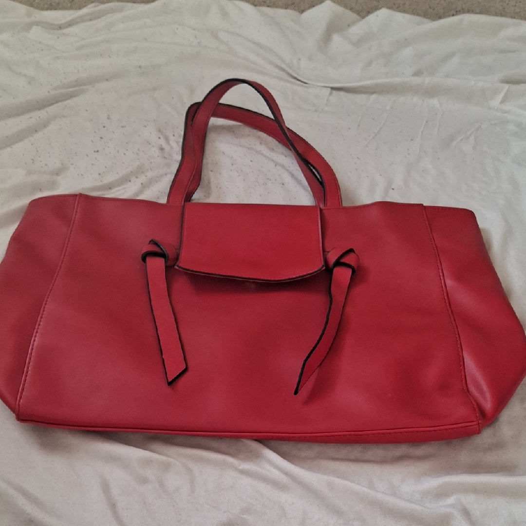Elizabeth Arden Vibrant Red Tote Elizabeth Arden Vibrant Red Tote